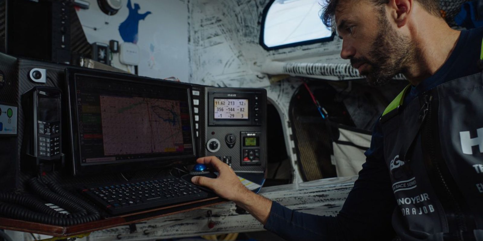 "Comment garder le cap face à l'incertitude", le parcours du skipper Pierre Le Roy