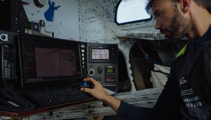"Comment garder le cap face à l'incertitude", le parcours du skipper Pierre Le Roy