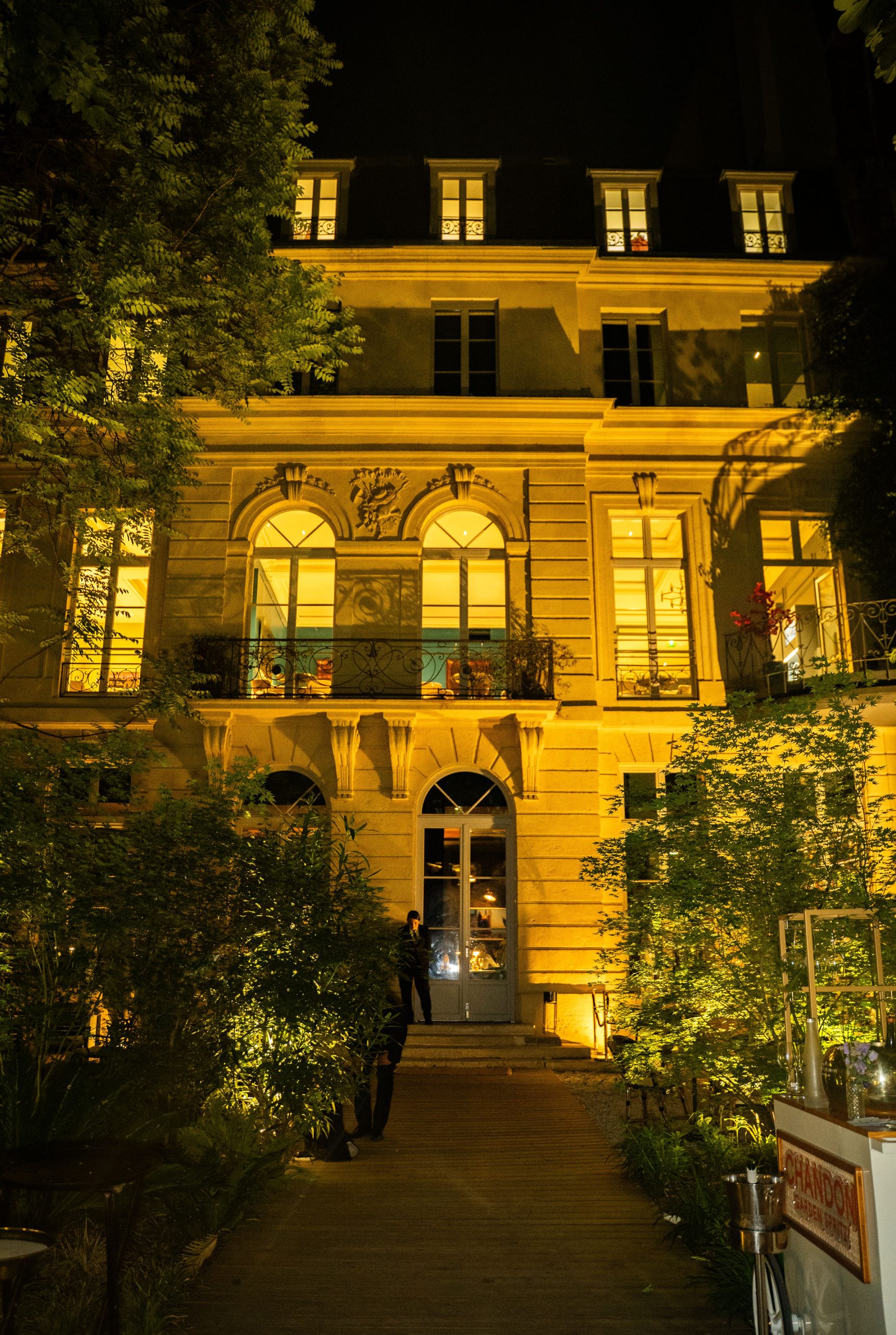 Façade club privé jardin paris