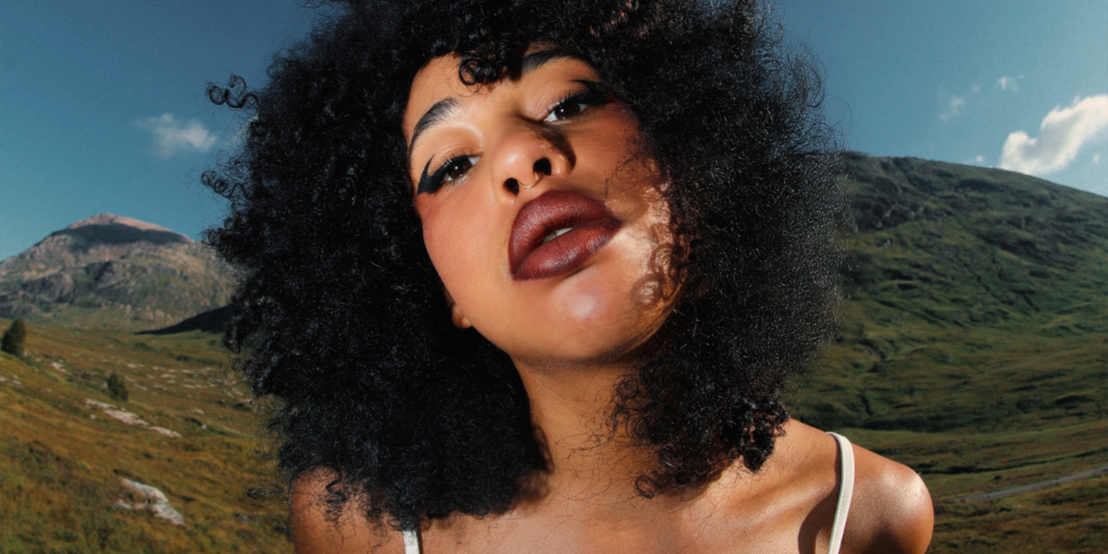 Dinaa, voix montante de la scène française