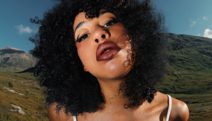 Dinaa, voix montante de la scène française