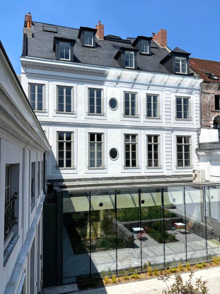 Façade de we are_ Lille, hôtel particulier du XVIIe siècle dans le Vieux-Lille pour événements d’entreprise